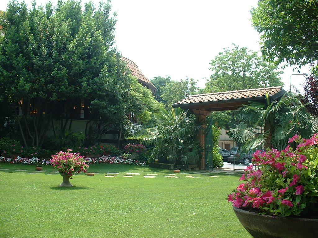 Hotel Il Rustichello Lonato Buitenkant foto